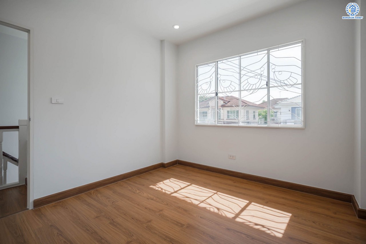 บ้านมือสองตกแต่งใหม่ โครงการ ชลลดา วัดลาดปลาดุก คุณภาพระดับ L&H บนเนื้อที่ 53.5 ตร.ว. ฟังก์ชัน 3 ห้องนอน 2 ห้องน้ำ 2 ที่จอดรถ บนทำเลศักยภาพ เพียง 15 นาทีถึง เซ็นทรัลเวสท์เกต ใกล้รถไฟฟ้าสายสีม่วง "สถานีคลองบางไผ่"